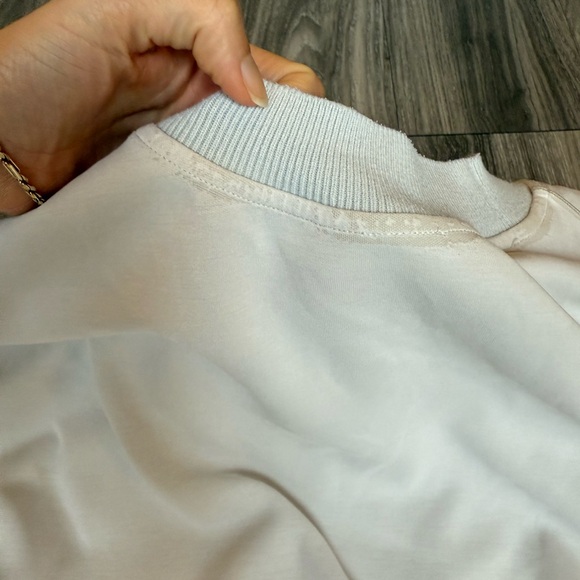 Lululemon Athletica Softstreme
Voluminous-Sleeve Pullover bone White
Women's - Picture 4 of 7